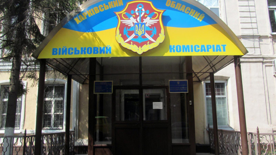 У Харкові чоловік випав з вікна третього поверху ТЦК