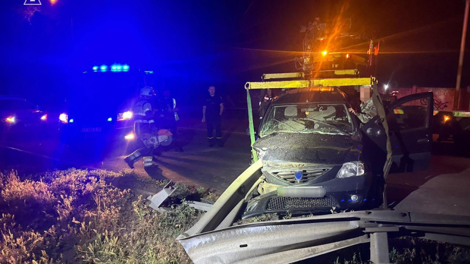 У Києві в Оболонському районі автомобіль влетів в металевий відбійник – фото