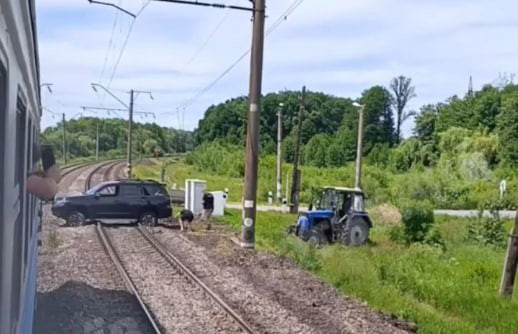 Toyota на коліях заблокувала рух поїзда – відео