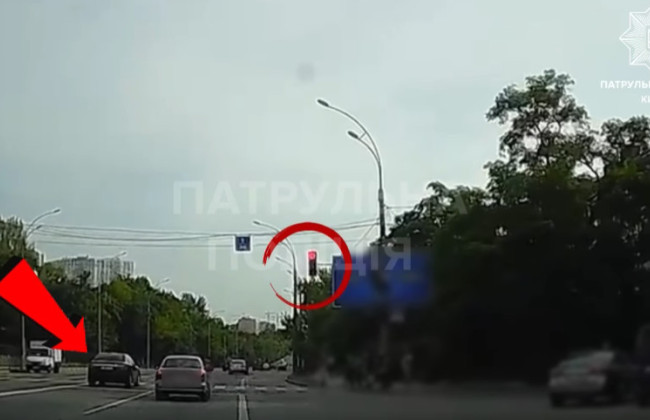 В Киеве наказали водителя Toyota, который проехал на красный сигнал светофора — видео