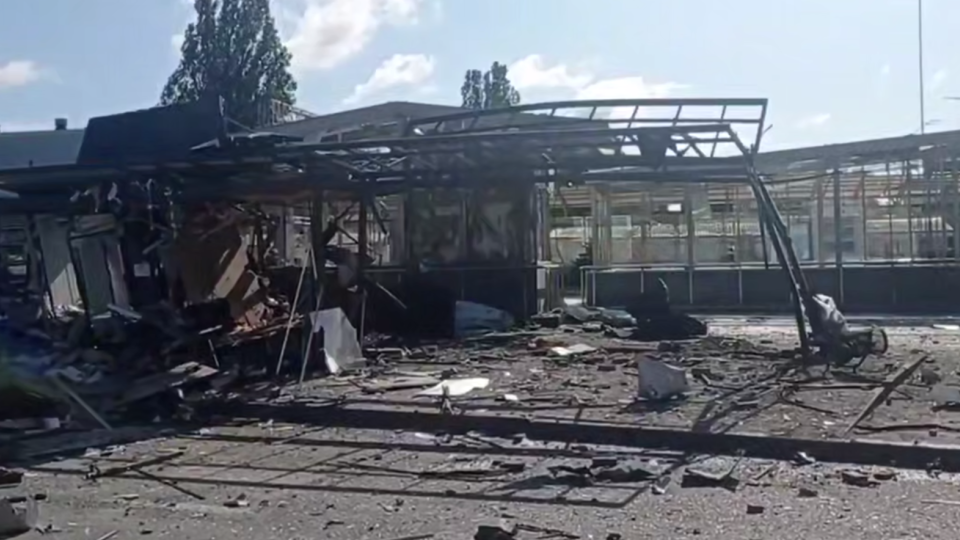 У Києві пошкоджено один з виходів станції метро Святошин — змінено маршрути транспорту, відео