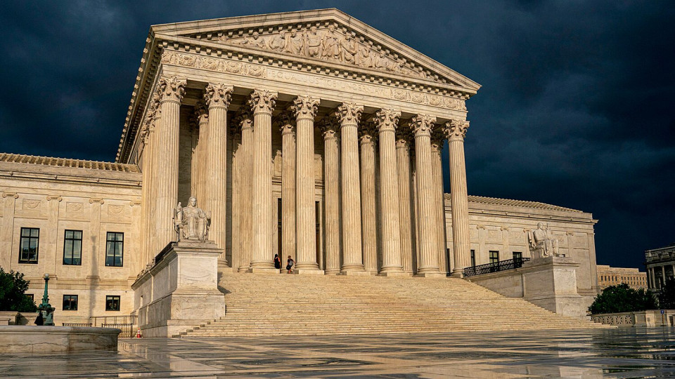Верховный суд США разрешил депортацию мигрантов в третьи страны без слушаний