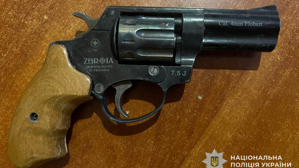 На Тернопільщині чоловік переробив стартовий пістолет у бойовий і намагався продати за 2000 гривень