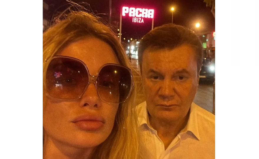 Какие люди на Канарах — певица Слава Каминская обнародовала фото с якобы Януковичем