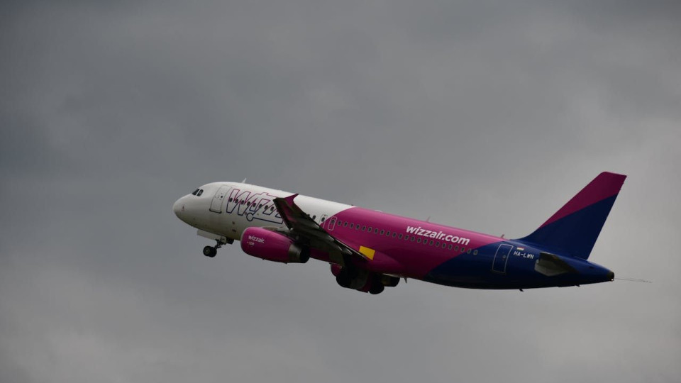 Молния попала в самолет Wizz Air – пассажиров пересадили в Варшаве