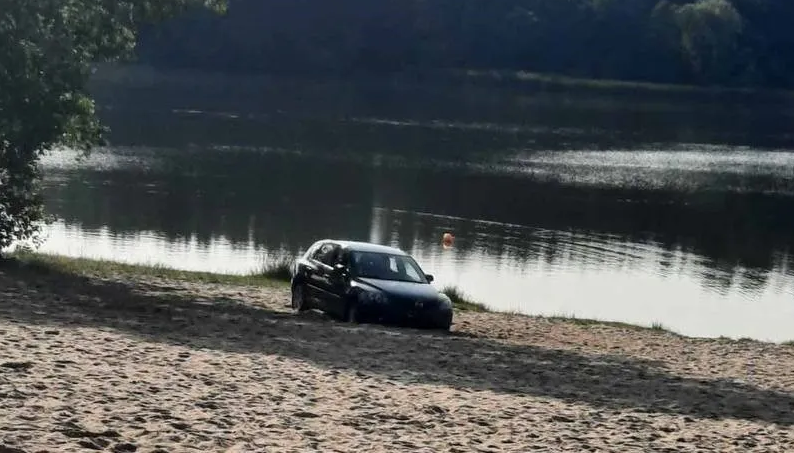 У Житомирі водій заїхав машиною на дитячий пляж у гідропарку, застряг у піску та втік, фото