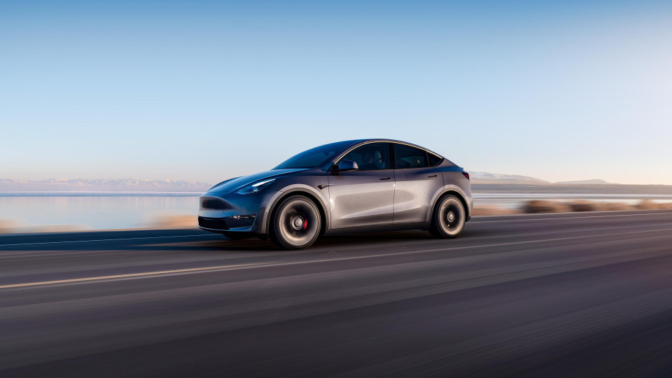 Tesla самостоятельно доехала до нового владельца – в США впервые осуществили автономную доставку авто, видео