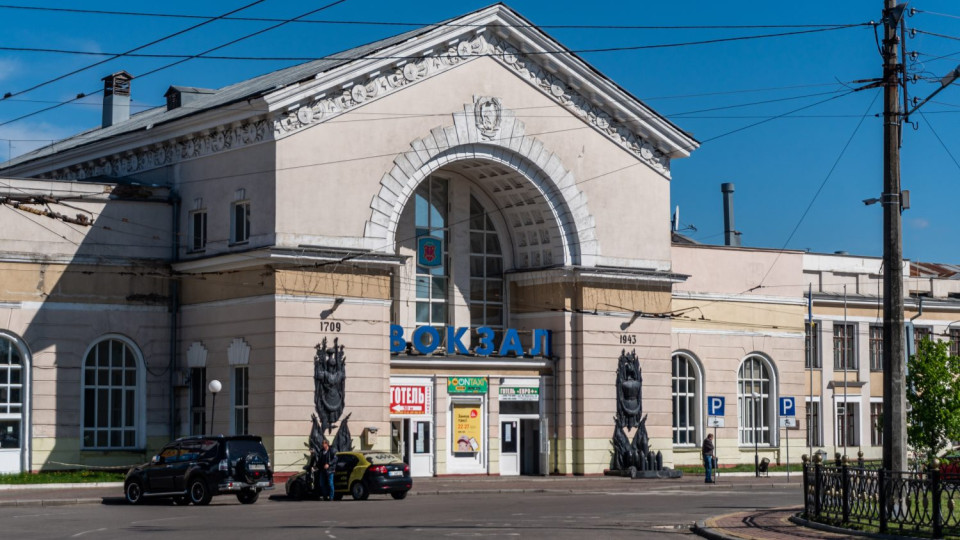 В результате обстрела Полтавы повреждено здание вокзала и вагоны