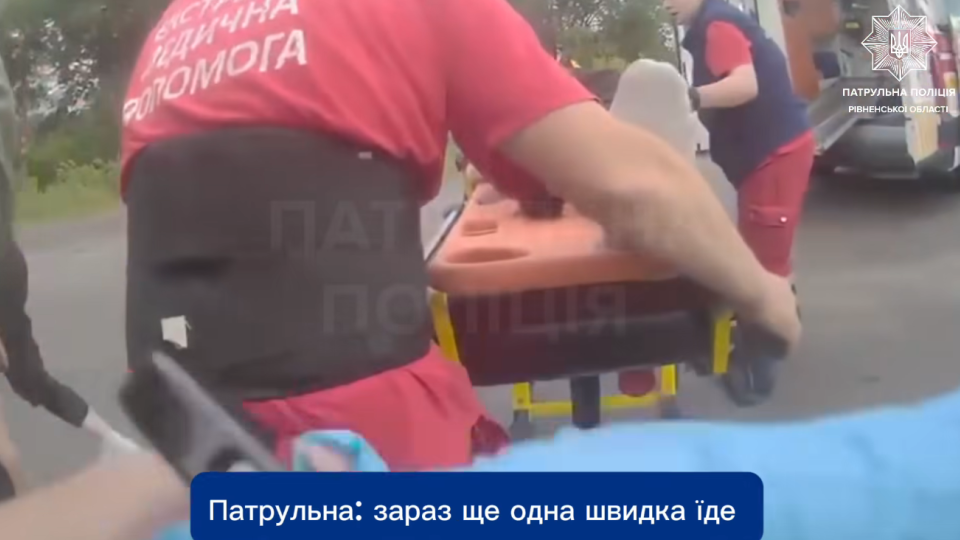 На Рівненщині поліція оштрафувала водія за перевищення швидкості, а через декілька хвилин він влетів у відбійник