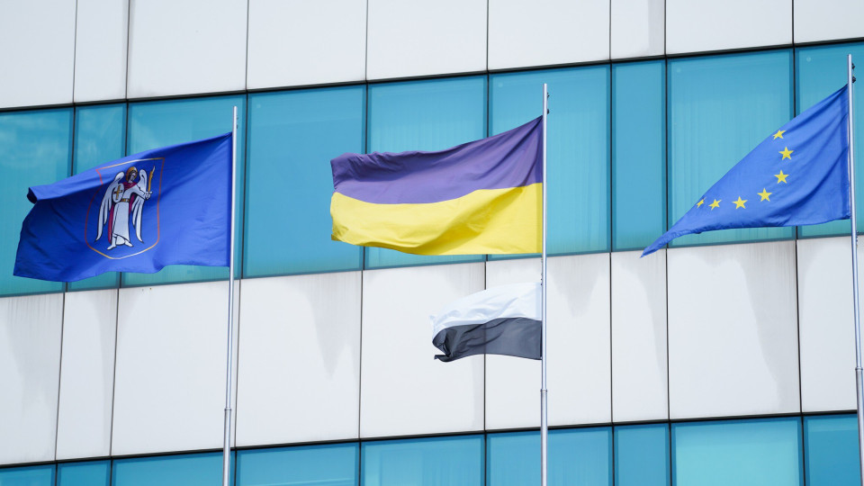 У Міністерстві розвитку громад та територій підняли чорно-білий прапор – для чого
