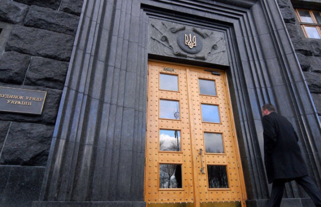 Кабмін планує «відв’язати» розміри посадових окладів у держорганах від прожиткового мінімуму