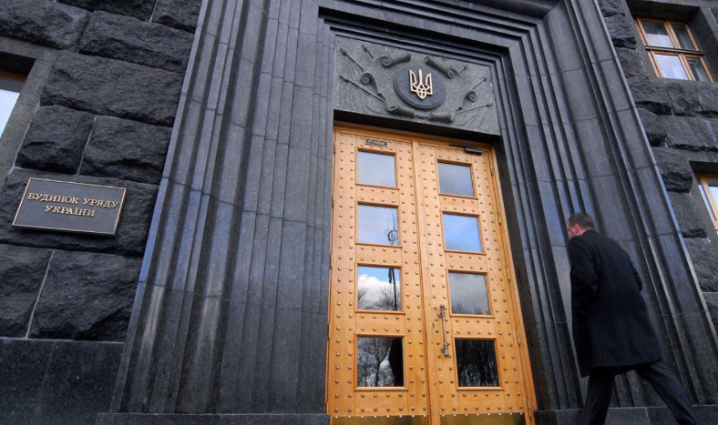 Кабмін планує «відв’язати» розміри посадових окладів у держорганах від прожиткового мінімуму