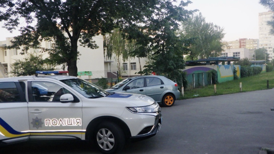 В Киеве пьяный мужчина решил «воспитать» подростков, выстрелив в них из травматического пистолета