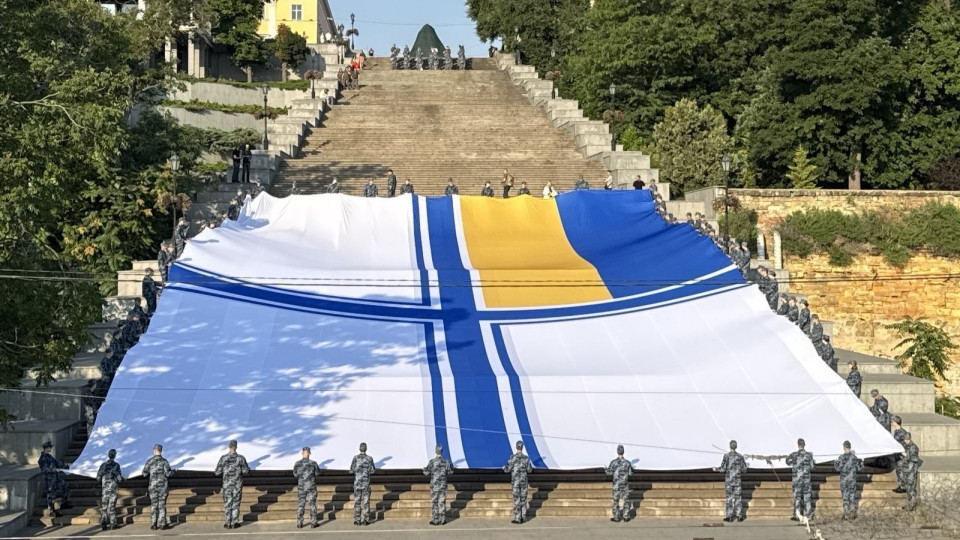 Самый большой флаг Военно-Морских Сил Украины – в Одессе установили национальный рекорд