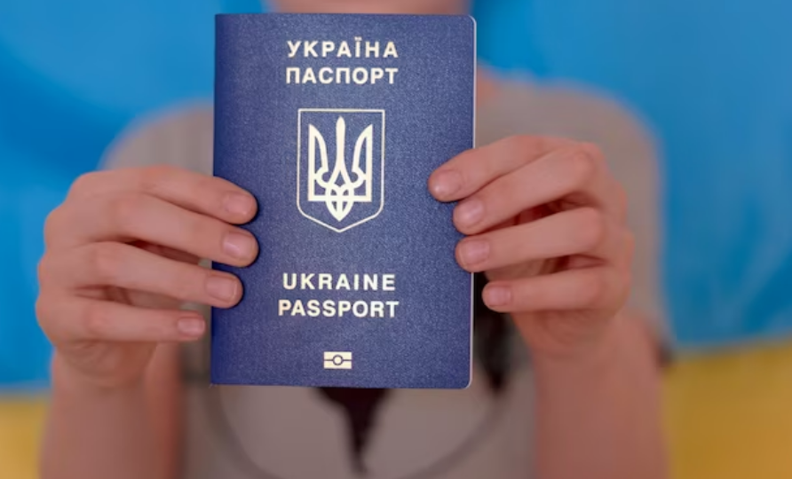 Нужно ли менять паспорт-книжечку на ID-карту: официальное разъяснение юристов