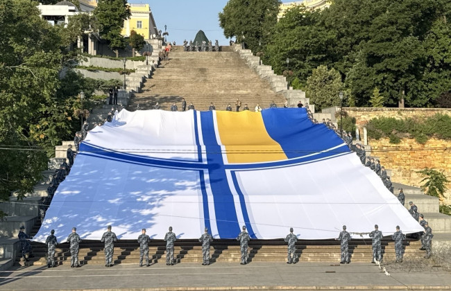 Самый большой флаг Военно-Морских Сил Украины – в Одессе установили национальный рекорд