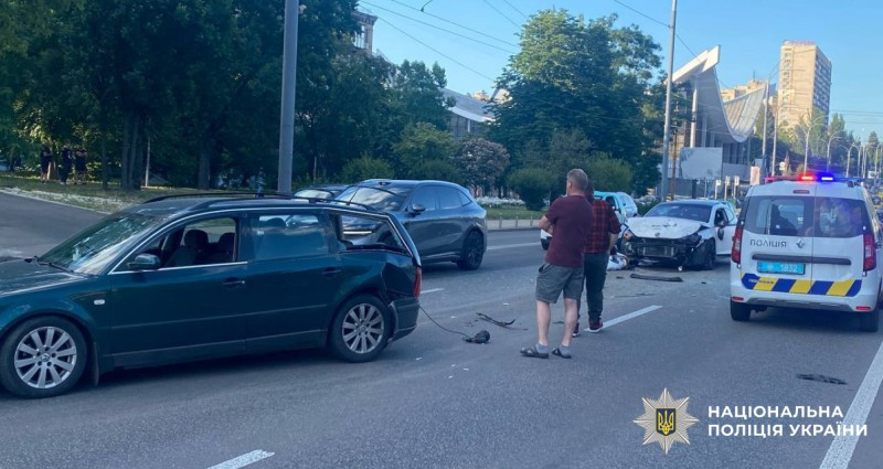 Два Volkswagen не поділили дорогу в центрі Києва – є постраждалі