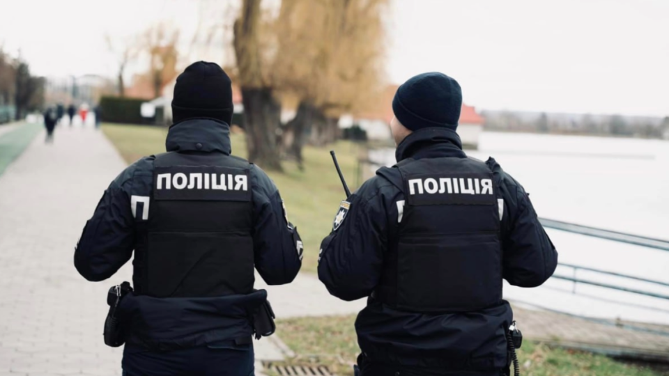 Вступ в дію норми про надбавку за знання англійської поліцейським, прокурорам та чиновникам буде відкладено – Кабмін пояснив причини