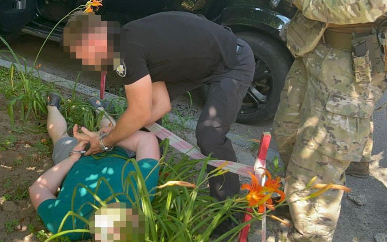 Требовал «вознаграждение» за оформление помощи членам семьи погибшего военного — задержан родственник должностного лица ТЦК