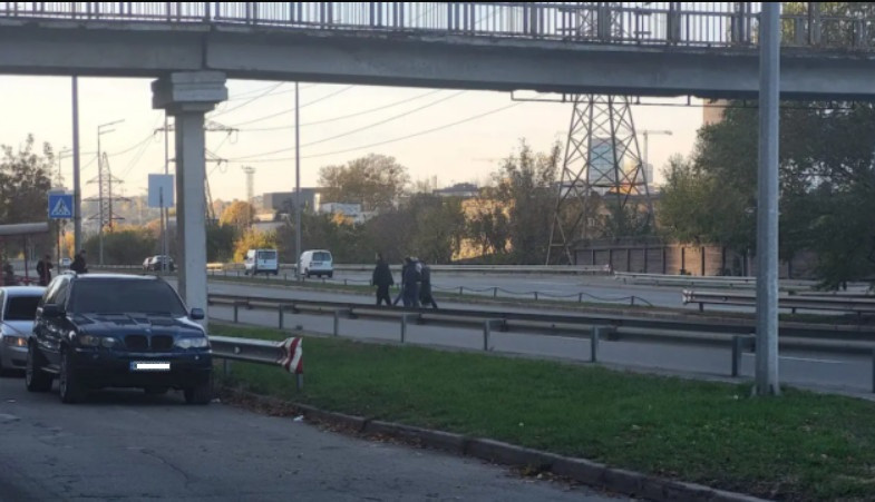 У Києві майже на рік перекриють пішохідний міст через Саперно-Слобідську вулицю