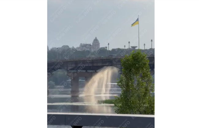 Мост Патона в Киеве превратился в водопад из-за прорыва трубы – видео