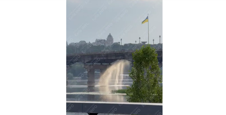 Міст Патона у Києві перетворився на водоспад через прорив труби – відео