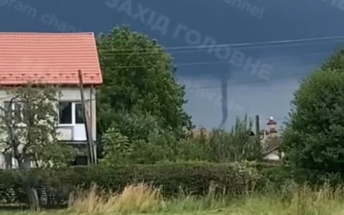 Непогода на Львовщине – местные зафиксировали огромный смерч