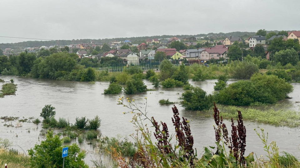 У Львові через потужні дощі є місця, де вода сягає майже трьох метрів — Садовий