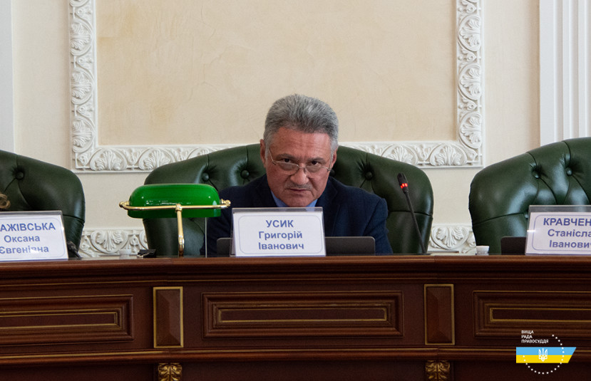 «Спасибо, Ваше величество!», – члены Совета правосудия публично поссорились из-за отпусков, служебных автомобилей и заграничных командировок