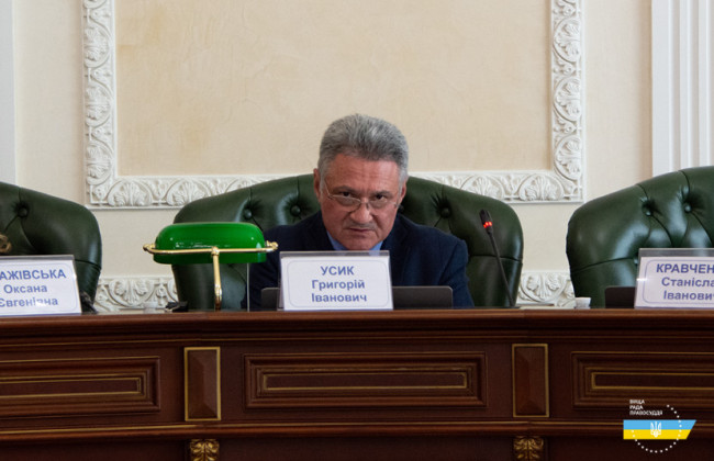«Спасибо, Ваше величество!», – члены Совета правосудия публично поссорились из-за отпусков, служебных автомобилей и заграничных командировок