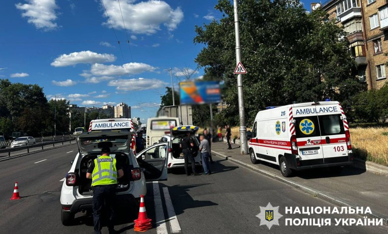 У Києві маршрутка врізалася у вантажівку – постраждали 9 осіб