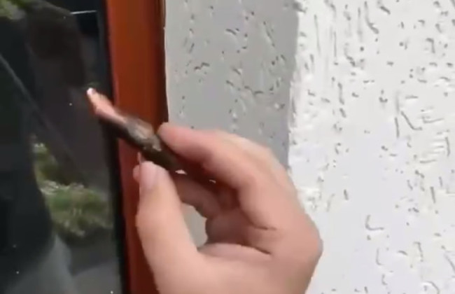 В Луцке во время российского обстрела пуля прилетела в окно жилого дома – видео
