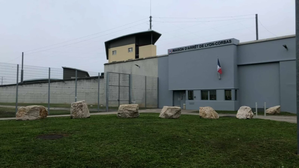 Контрабанда заключенного: во Франции заключенный сбежал из тюрьмы в сумке сокамерника