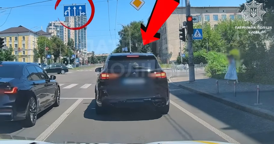 В Киеве наказали водителя BMW, который двигался по полосе для маршрутных транспортных средств — видео