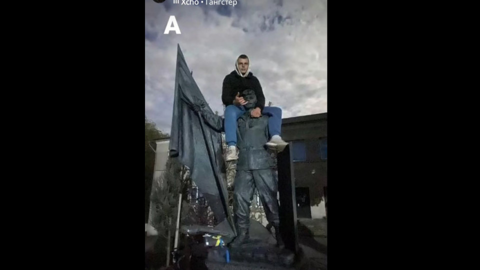 На Тернопольщине 16-летний юноша вылез на памятник Герою Небесной сотни ради фото