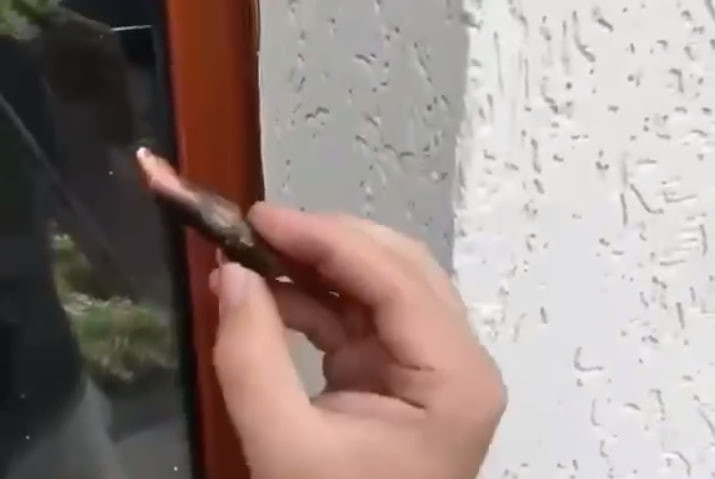 В Луцке во время российского обстрела пуля прилетела в окно жилого дома – видео