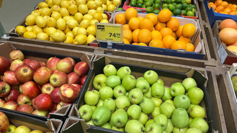 Яблука б’ють рекорди: як зросли ціни на продукти в України — Держстат оприлюднив цифри