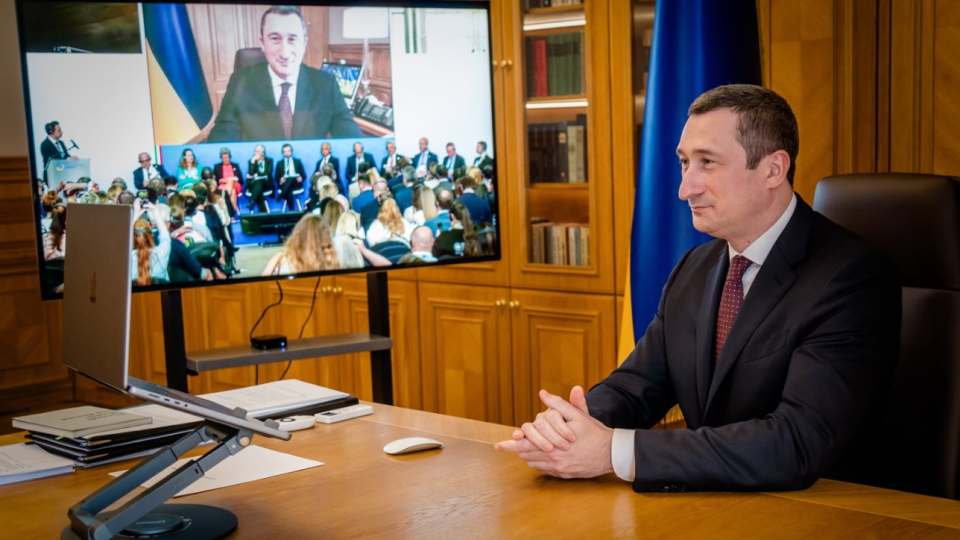 За кордоном будуватимуть мережі центрів єдності українців, що сприятимуть їх поверненню – Кабмін погодив пропозицію Мін’єдності