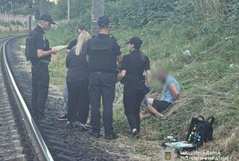 Во Львове мужчина напал на детей и порезал девочку ножницами