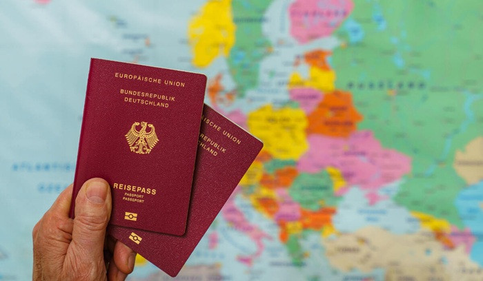 Для граждан определенных государств будет упрощен порядок получения украинского гражданства — подписан закон о множественном гражданстве