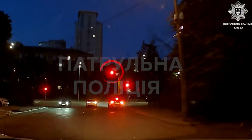 У Києві покарала водія Toyota, який проїхав перехрестя на червоний сигнал світлофора — відео