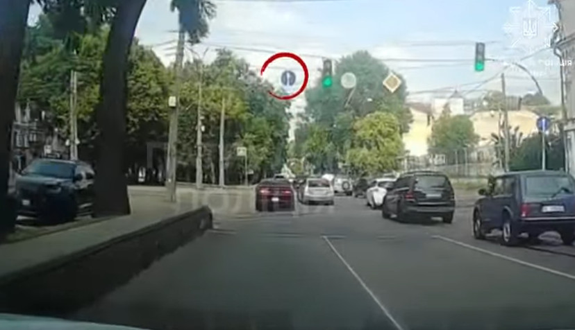 У Києві покарали водія, який повернув ліворуч зі смуги, яка дозволяє рух тільки прямо — відео