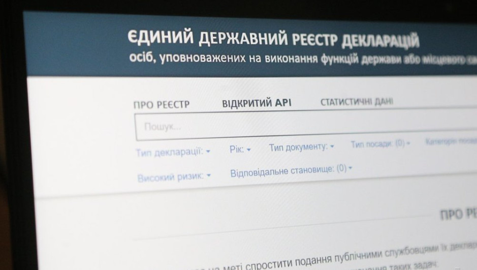 Підписано закон, який збільшує поріг для покарання чиновників за недостовірне декларування, але понижує щодо незаконного збагачення