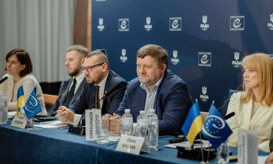К работе Комиссии по вопросам высшего корпуса госслужбы предлагается привлекать экспертов и представителей общественности