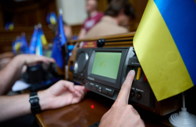 Мужчин, которые не состоят на учете в ТЦК или находятся в розыске, разрешат временно бронировать на критически важных предприятиях — комитет рекомендовал законопроект