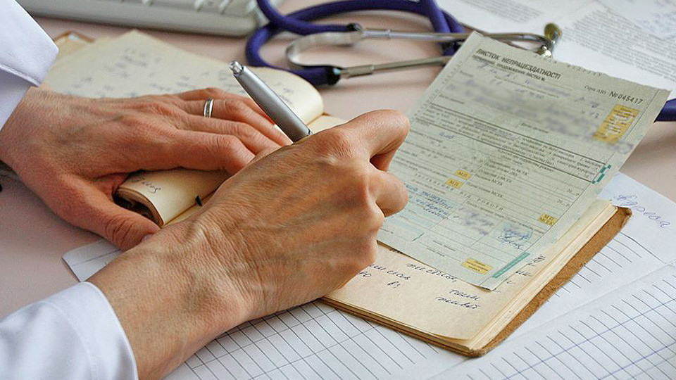 Чи може працівниця претендувати на лікарняні виплати з усіх місць роботи, якщо оформлена офіційно на 3-х підприємствах — роз’яснення