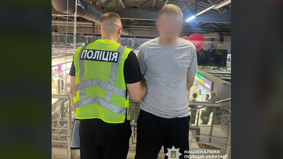 В Голосеевском районе Киева мужчина ранил посетителя ТРЦ ножом — его задержала полиция