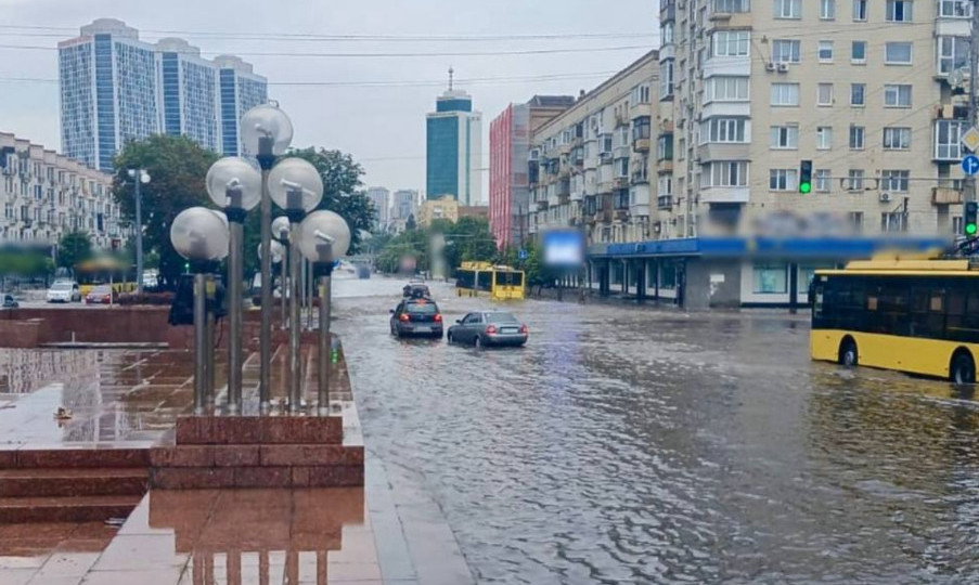 Киев накрыл мощный ливень — на площади Галицкой затруднено движение транспорта, видео