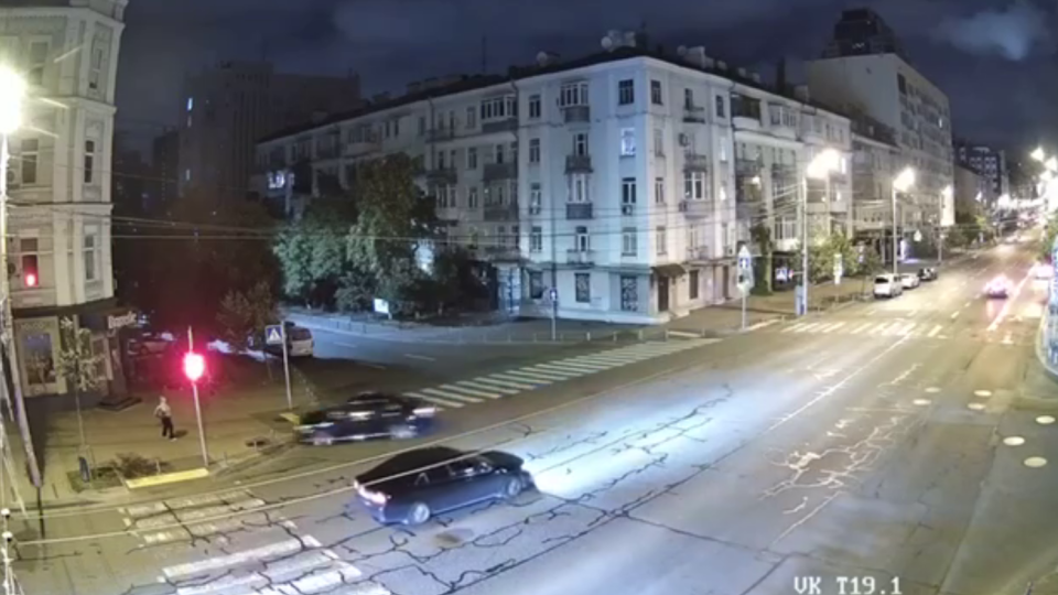 В Киеве работник прокуратуры сбил женщину на тротуаре и скрылся — генпрокурор Кравченко взял дело под свой контроль, видео ДТП