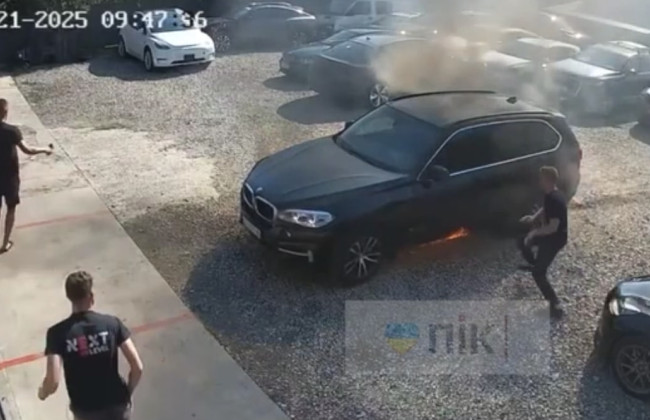 Во Франковске водитель до последнего пытался спасти горящее авто, но доехал только до СТО